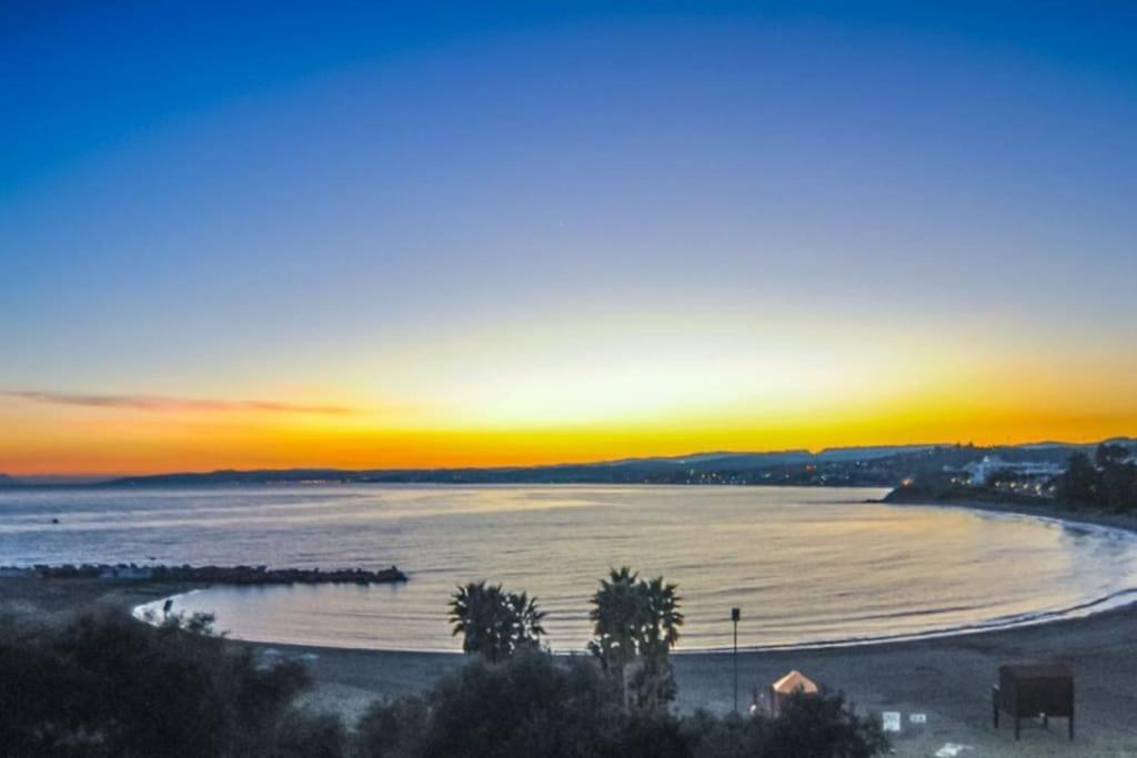 Gorgeous Views Close To Marina! Apartment