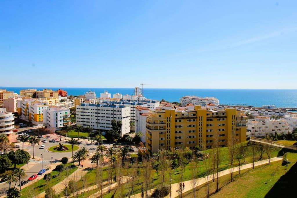 Gorgeous Views Close To Marina! *